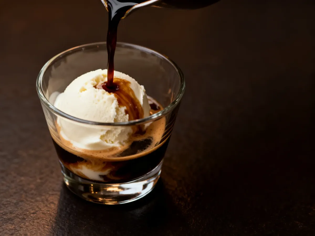 Affogato z gałką lodów waniliowych zalaną świeżym espresso