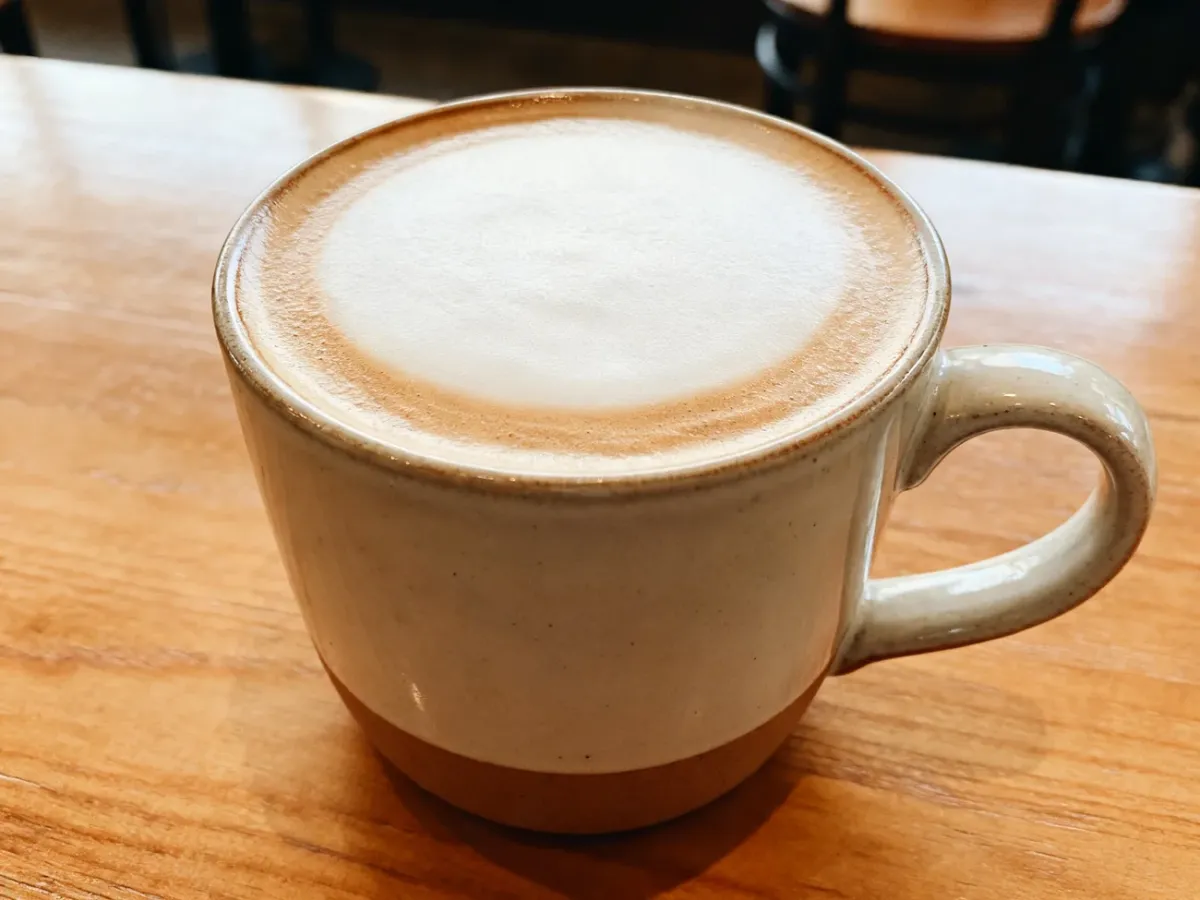 Kremowa kawa latte w dużej filiżance z delikatną mikropianką