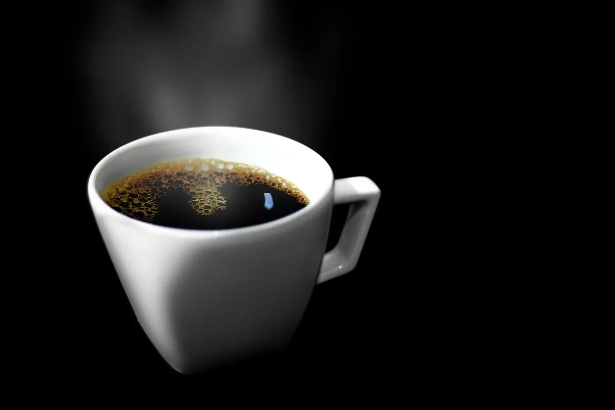 Filiżanka aromatycznego cappuccino z gęstą pianką mleczną na wierzchu.