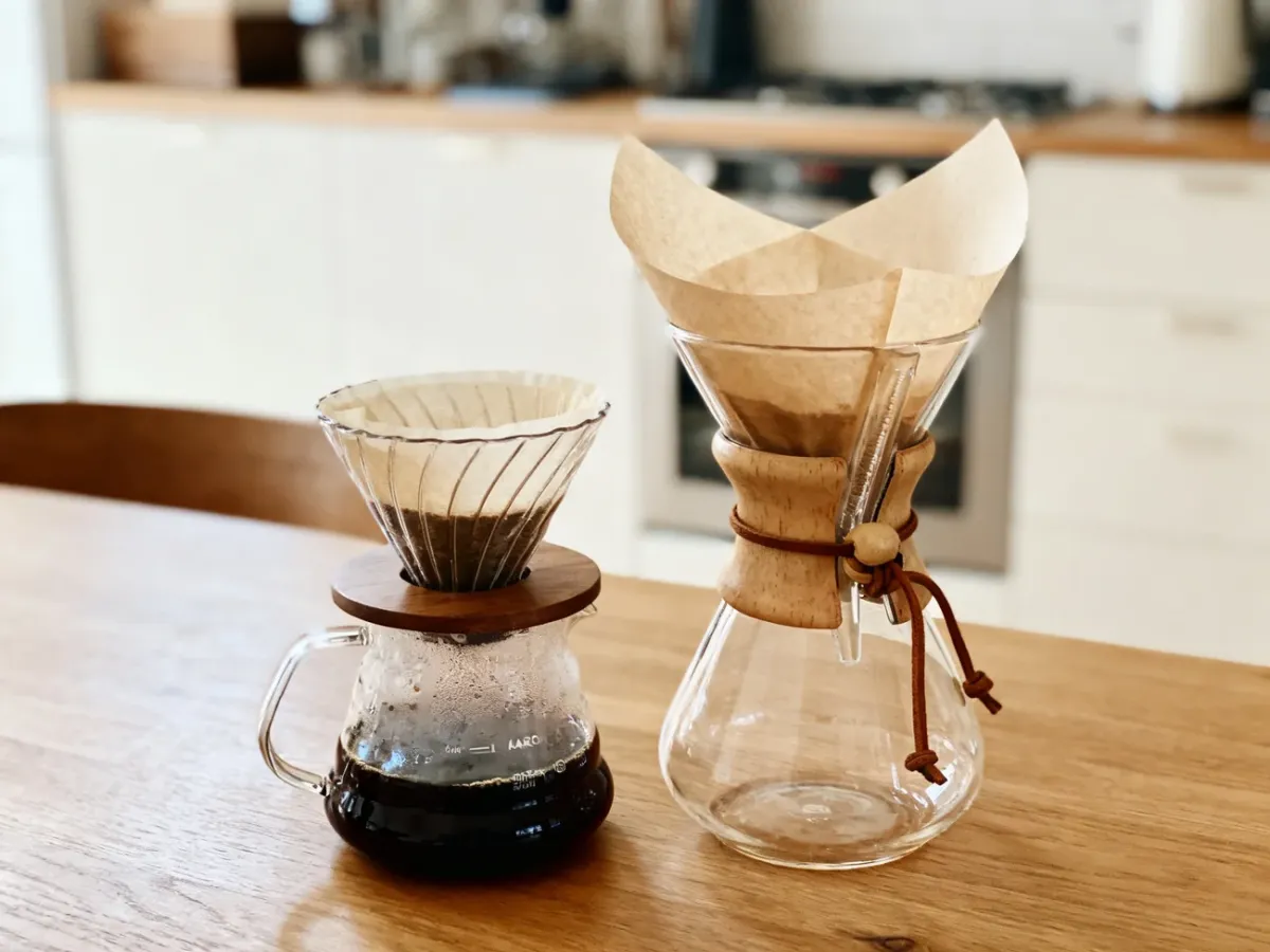 Hario V60 i Chemex podczas parzenia kawy przelewowej