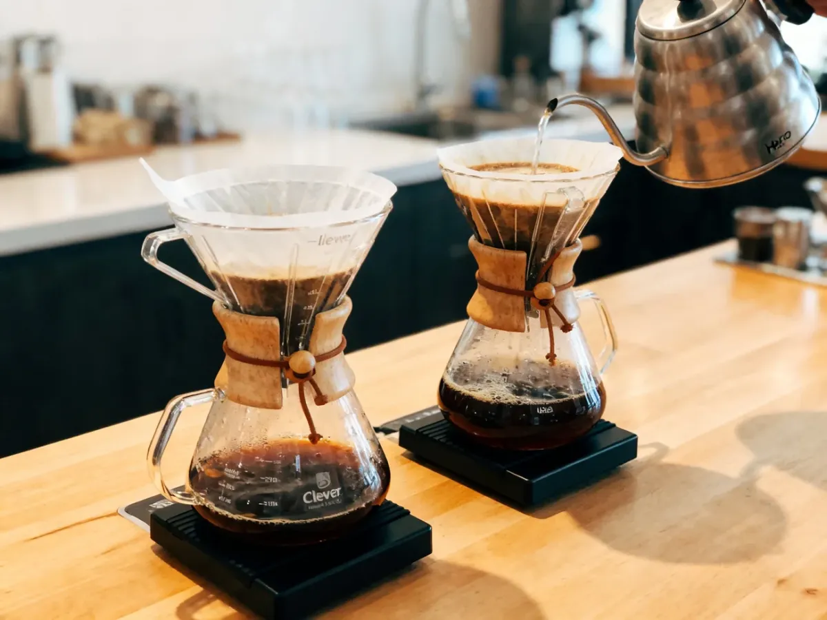 Clever Dripper i Hario V60 podczas przygotowywania kawy